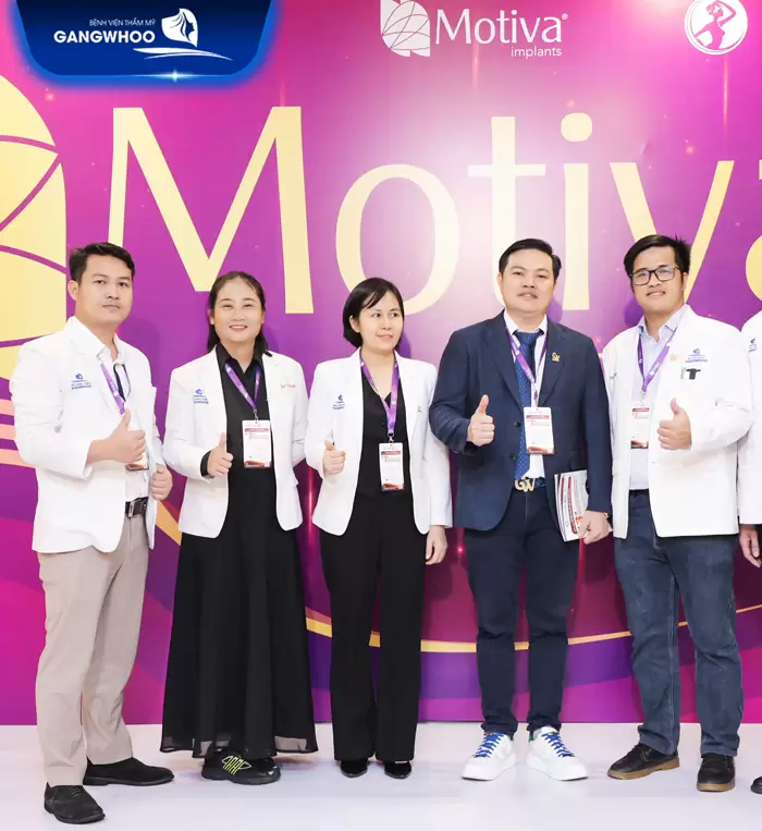 Tạo Cằm Chẻ: Bắt Kịp Xu Hướng Làm Đẹp Tự Nhiên 2025 5 Bác sĩ tại Gangwhoo thường xuyên tu nghiệp quốc tế và thường xuyên cập nhật xu hướng thẩm mỹ mới