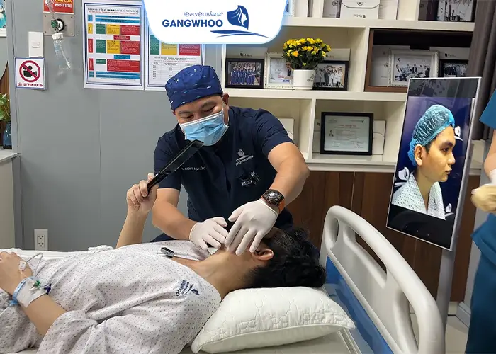 Bác sĩ thăm khám sau khi gọt xương góc cằm