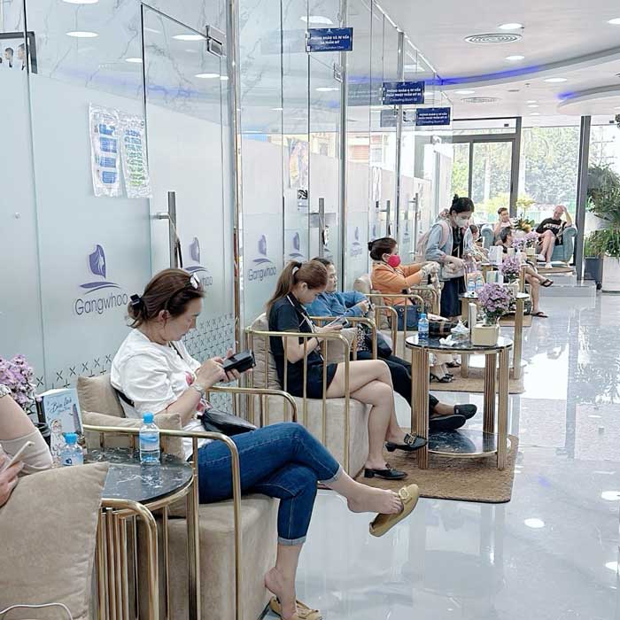 Hình ảnh khách hàng đến làm đẹp tại Bệnh viện thẩm mỹ Gangwhoo