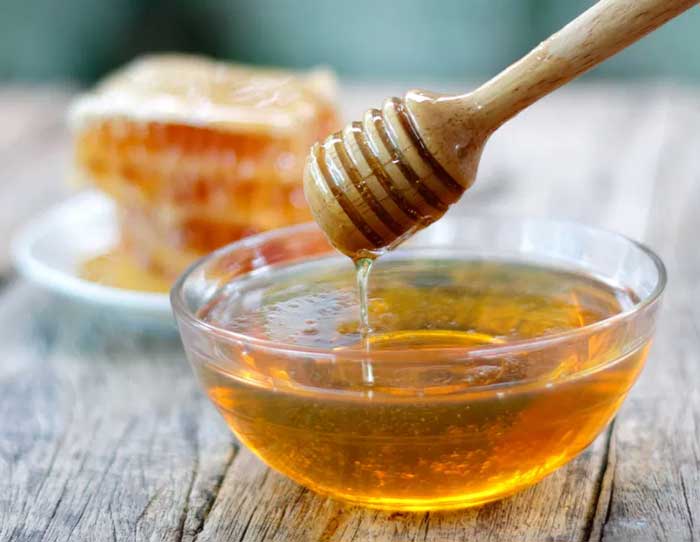 Natural methods to tighten face skin - using pure honey
