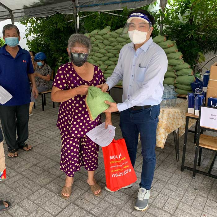 Doctors directly give gifts to the elderly to support them in this pandemic time