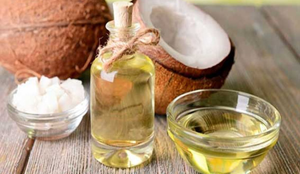 Sử dụng dầu dừa giúp lấy cao răng tại nhà