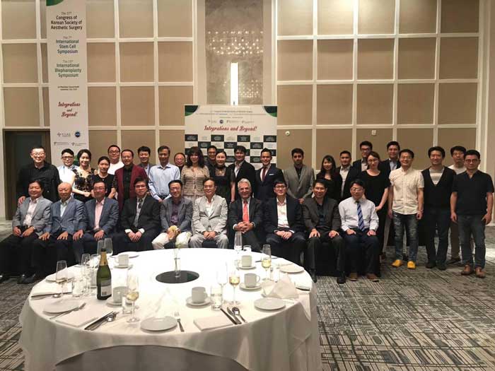 Đội ngũ bác sĩ Gangwhoo tham gia hội thảo tại Hàn Quốc
