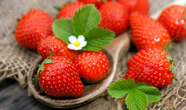 Safe Teeth Whitening With Strawberries