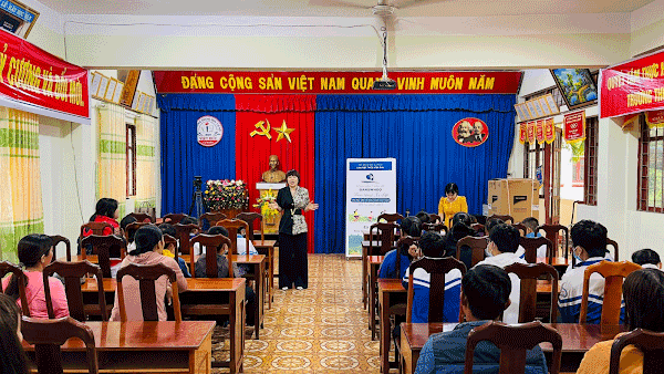 Đại diện bệnh viện Gangwhoo phát biểu trao tặng xe đạp đến các em học sinh khó khăn