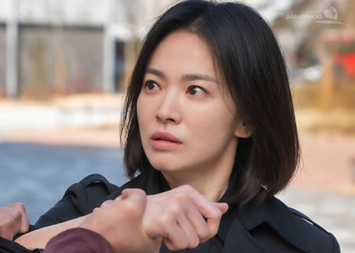(Song Hye Kyo vô cùng hút mắt dù trang điểm nhẹ trong vai diễn cô nàng chỉ chăm chăm trả thù)