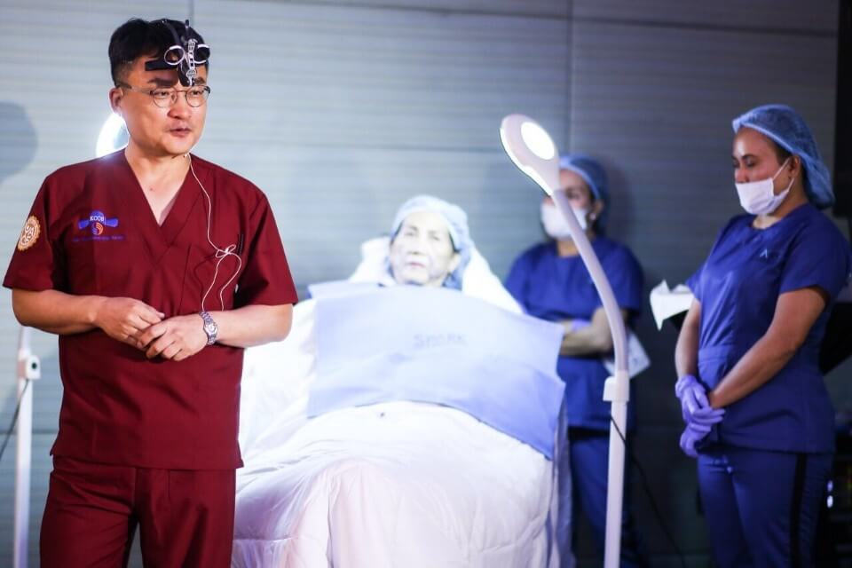 Mổ thị phạm ngay tại sự kiện do giáo sư thẩm mỹ hàng đầu Hàn Quốc thị phạm