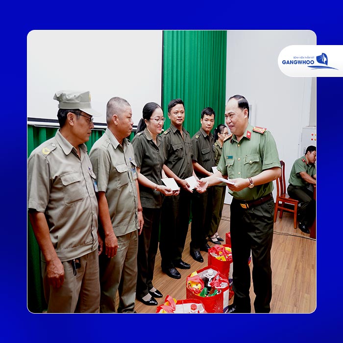 gangwhoo trao qua tet o huyen nha be 7