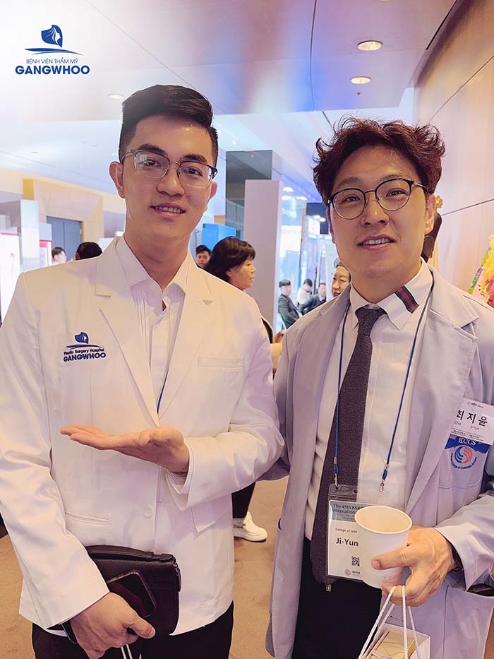 Bác sĩ Hayden cùng Giáo sư Choi - Giám đốc chuyên môn tại Hội Nghị KCCS