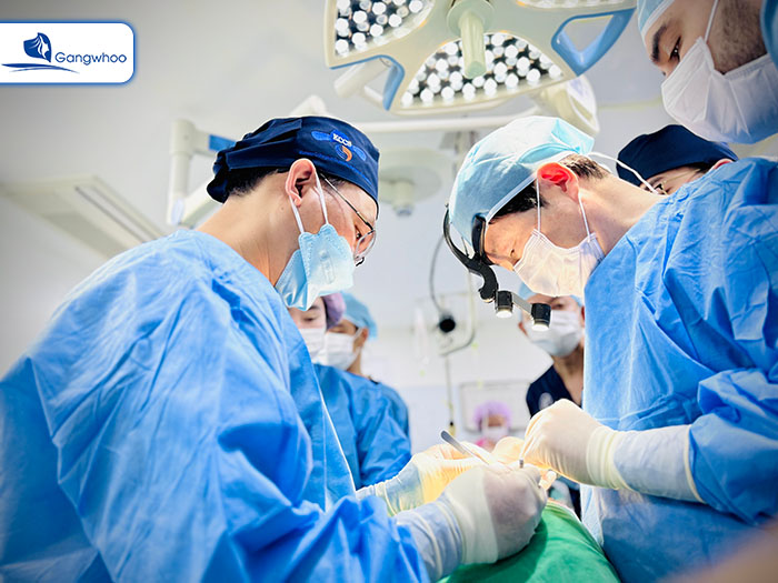 BS. Robbert - công tác tại BVTM Gangwhoo thực hiện nâng mũi sụn sườn cùng GS.Dong Hak Dung