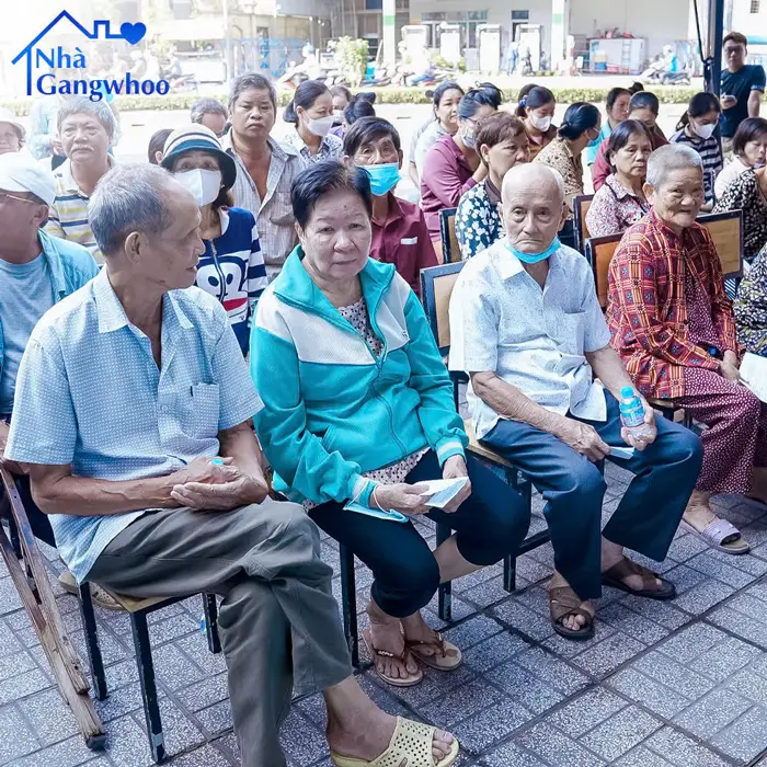 Bệnh viện thẩm mỹ Gangwhoo trao quà cho bà con khó khăn phường 13- quận Tân Bình