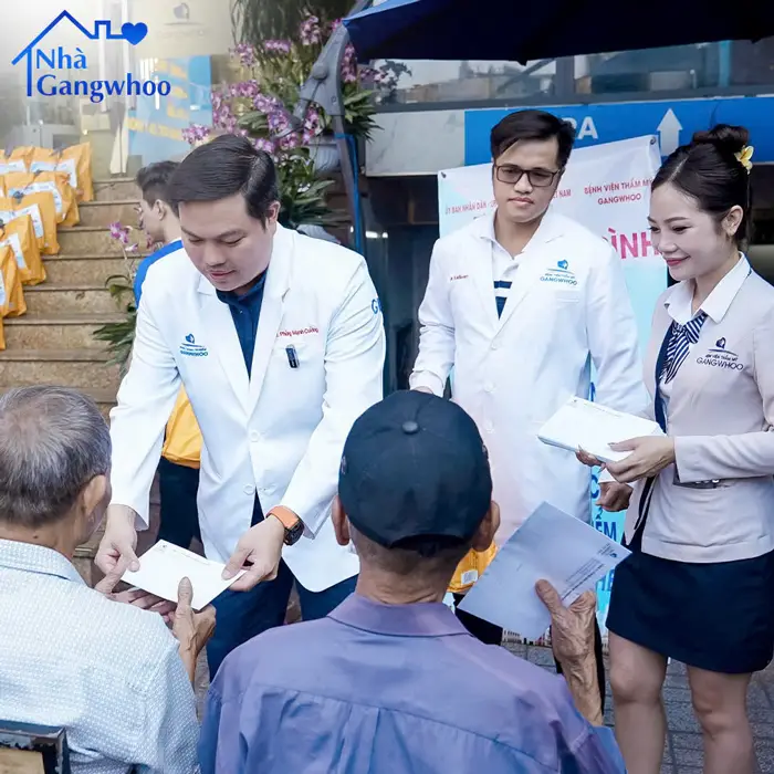 Bệnh viện thẩm mỹ Gangwhoo trao quà cho bà con khó khăn phường 13- quận Tân Bình