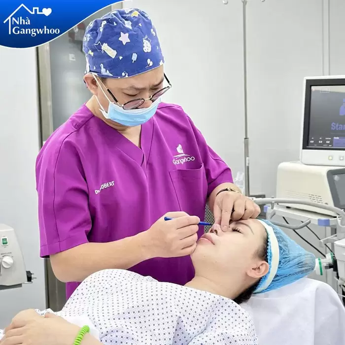 Phẫu Thuật Nâng Mũi Nội Soi 4K Là Gì? Ưu Điểm Và Chi Phí Năm 2025 8 Bác sĩ trực tiếp thực hiện đo vẽ cho khách hàng trước khi nâng mũi