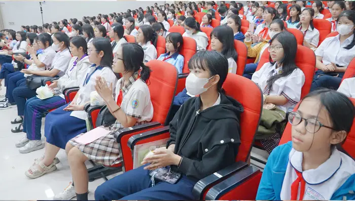 gangwhoo trao hoc bong viet tiep uoc mo cho nu sinh hieu hoc vuot kho 1