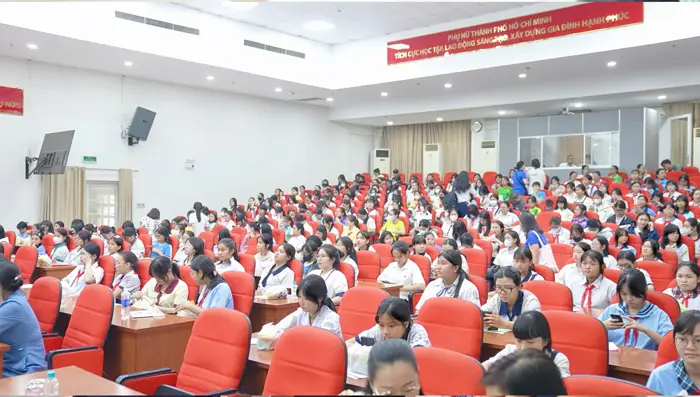 gangwhoo trao hoc bong viet tiep uoc mo cho nu sinh hieu hoc vuot kho 2