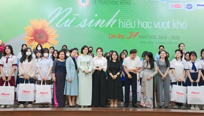 gangwhoo trao hoc bong viet tiep uoc mo cho nu sinh hieu hoc vuot kho 7