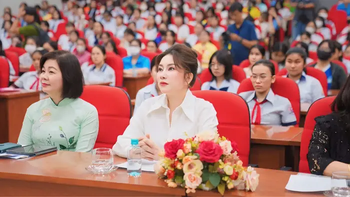 gangwhoo trao hoc bong viet tiep uoc mo cho nu sinh hieu hoc vuot kho 8