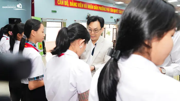 gangwhoo x bao phu nu tp hcm trao hoc bong nu sinh hieu hoc vuot kho lan thu 34 2