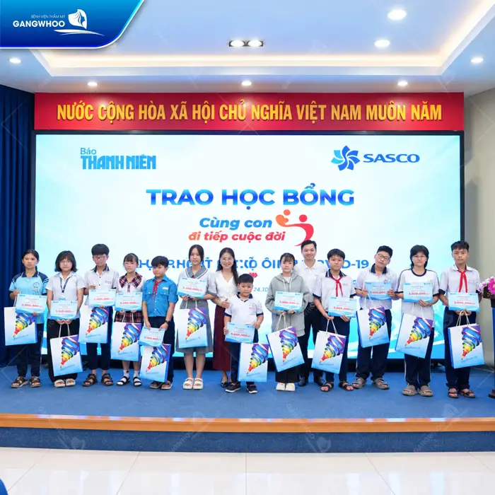 gangwhoo dong hanh tai le ky bao tro trao hoc bong cho tre mo coi 1
