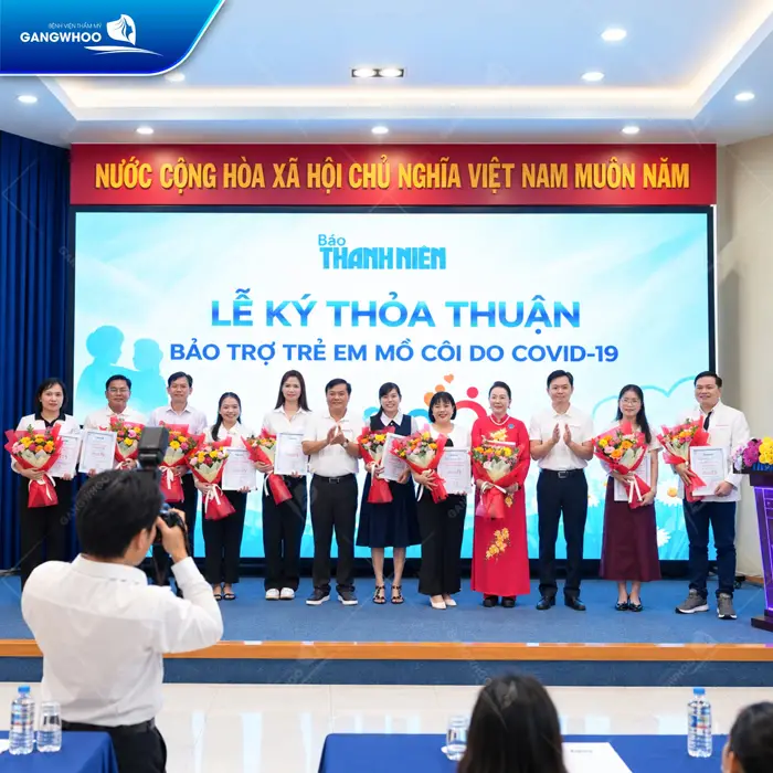 gangwhoo dong hanh tai le ky bao tro trao hoc bong cho tre mo coi 2